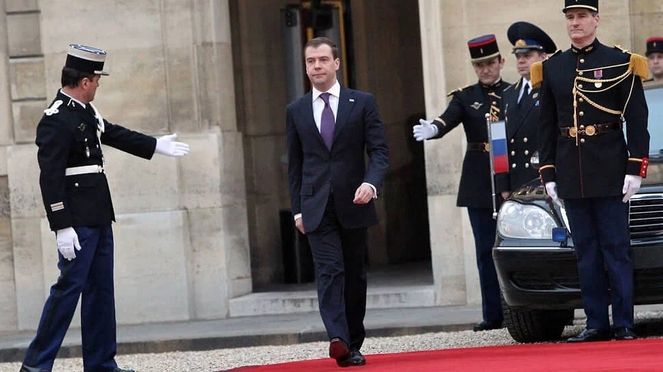 Медведев в обращении к Макрону: Пора встать на сторону Франции