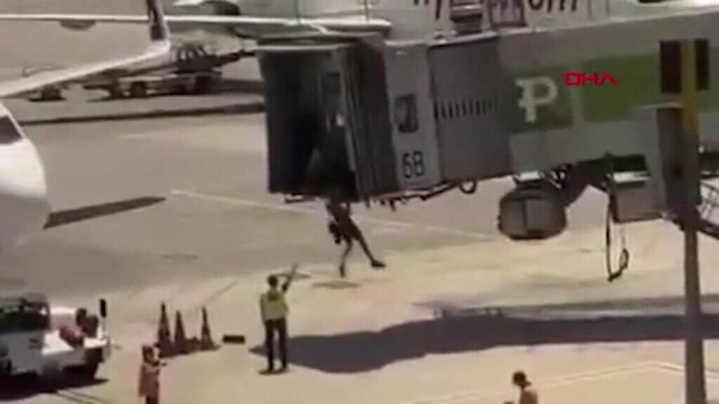 В Турции мужчины&nbsp;опоздали на рейс и попытались остановить самолет