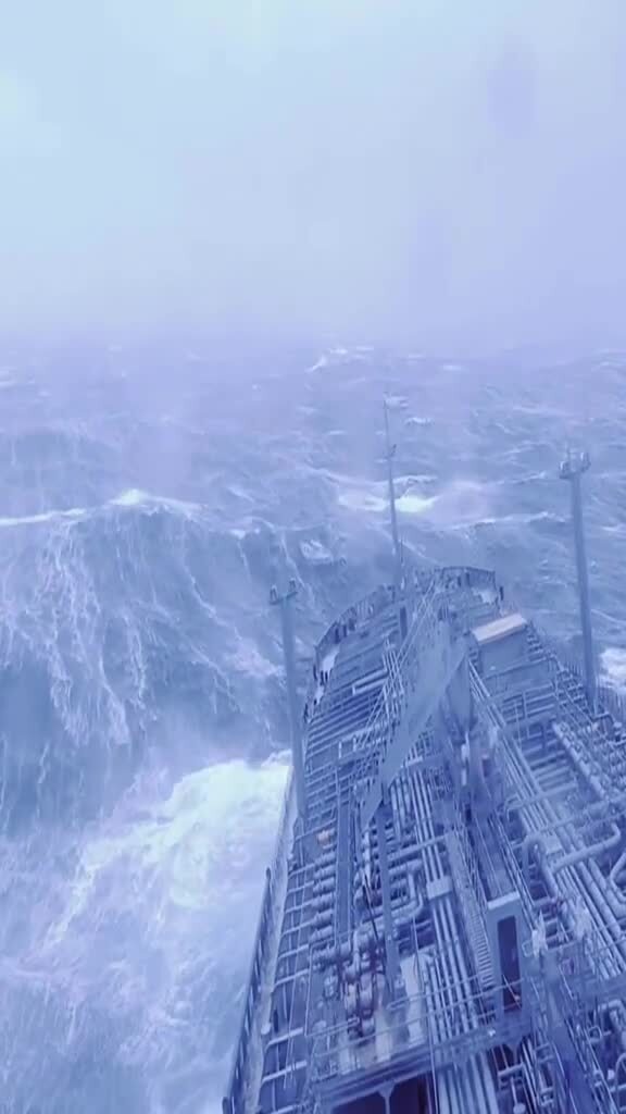 Вот что видит экипаж корабля во время шторма в океане
