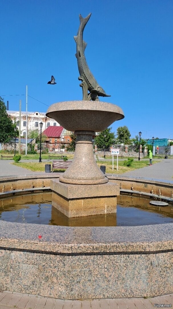 Тоже на набережной