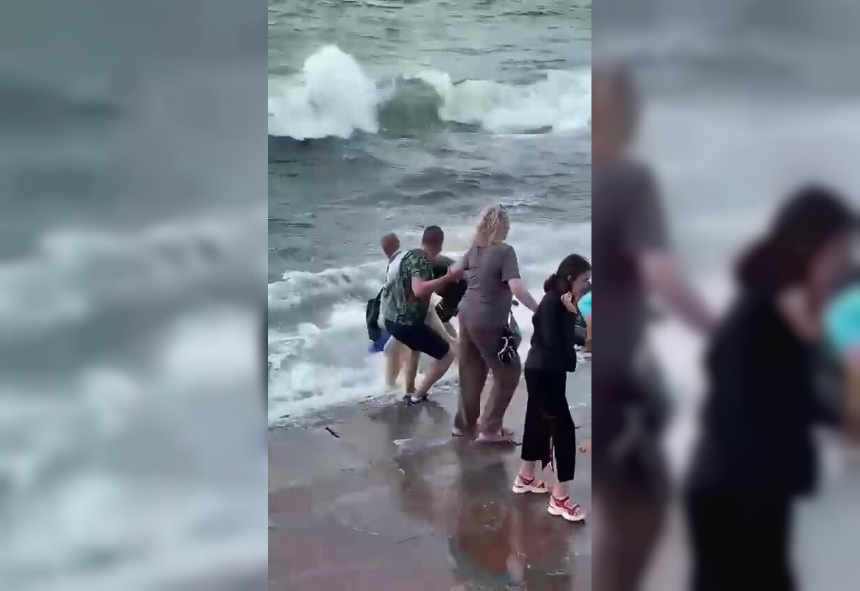 В Севастополе прохожие спасли парня, которого чуть не унесло в море
