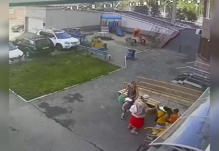 В Екатеринбурге женщина избила двух детей из-за того, что те отказались играть с ее ребенком