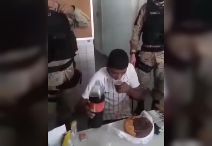 Полиция пришла арестовывать этого парня прямо на его день рождения, предварительно спев ему «Happy Birthday»