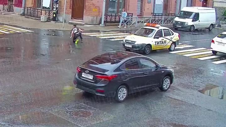 Машина охранной фирмы сбила мальчика на пешеходном переходе