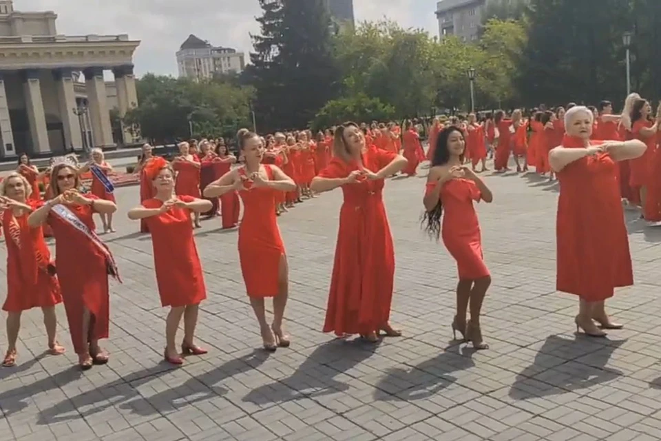 Выстроились в форме сердца: 150 женщин в Новосибирске провели флешмоб в красных платьях
