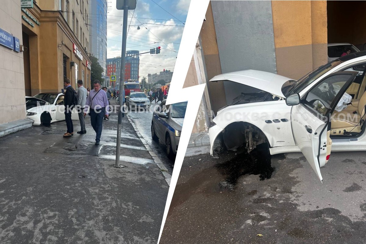 В центре Москвы Maserati сбил женщину, снес столб и врезался в стену дома