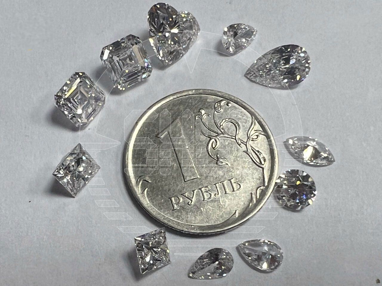 Сотрудник авиакомпании из Узбекистана пытался в трусах провезти бриллианты в Россию из ОАЭ