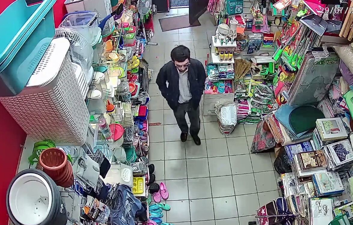 «Ты - не ты, когда припекает»: сотрудник магазина  отбирал товар у дерзкого похитителя кепок