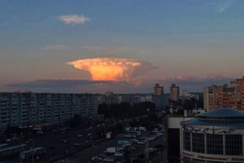 Огромный «ядерный гриб» в небе перепугал россиян