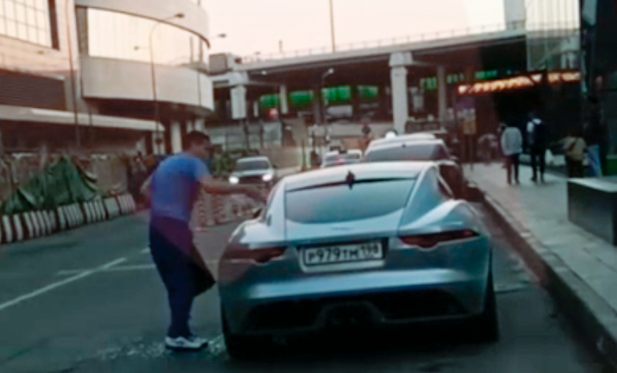 Москвич попытался угнать Jaguar, а когда не получилось — бросил в машину гранату