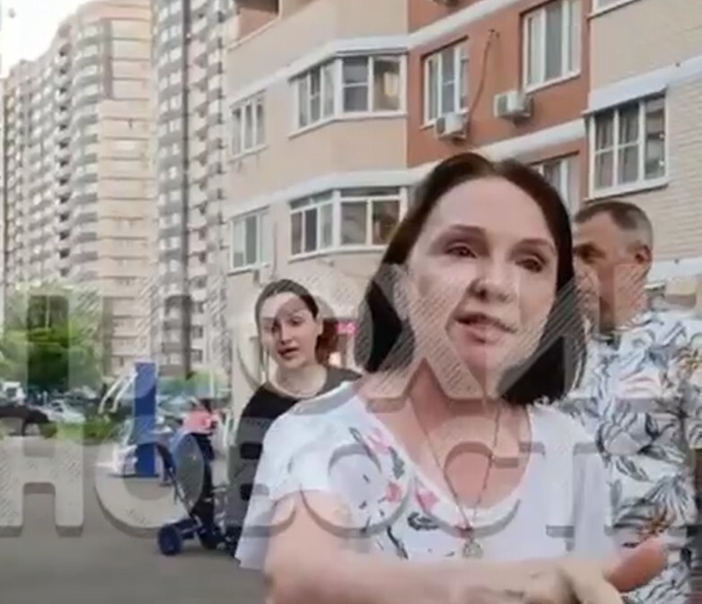 В Краснодаре неадекватка пыталась напасть на жён и матерей участников СВО, которые плели во дворе маскировочные сети