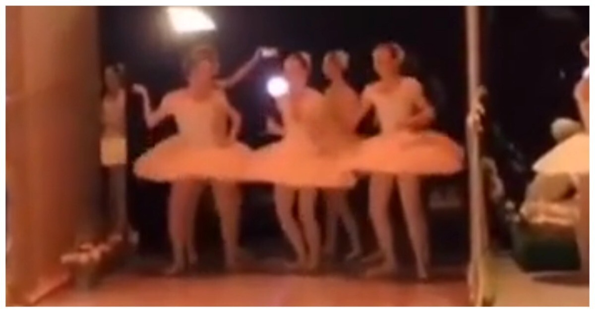 Балерины веселятся за кулисами