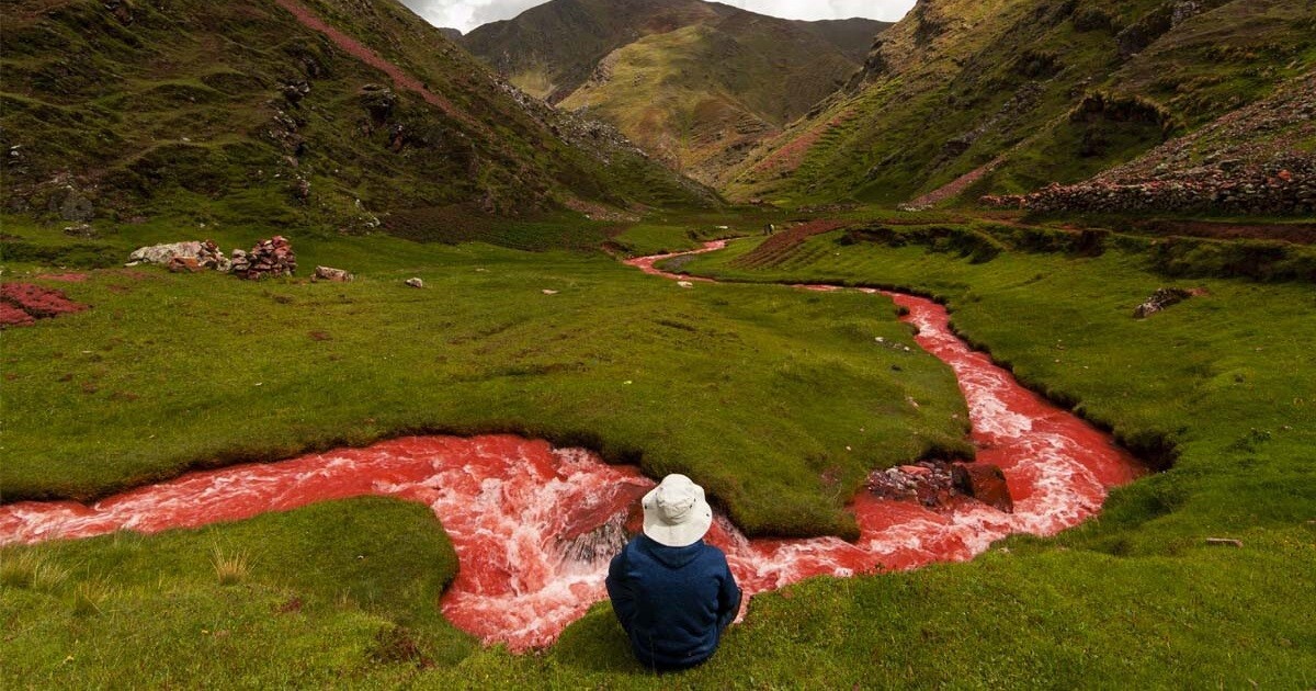 Причудливая река в Перу, которая каждую зиму становится "кровавой"