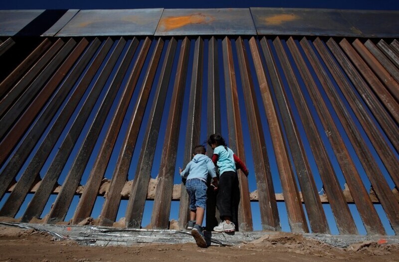 Байден продаёт части стены, граничащей с Мексикой