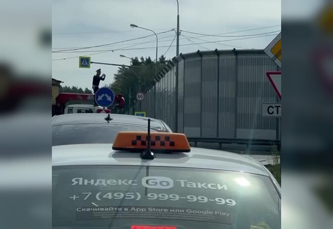 В Москве инспектор снимал ДТП, стоя на кабине движущегося грузовика