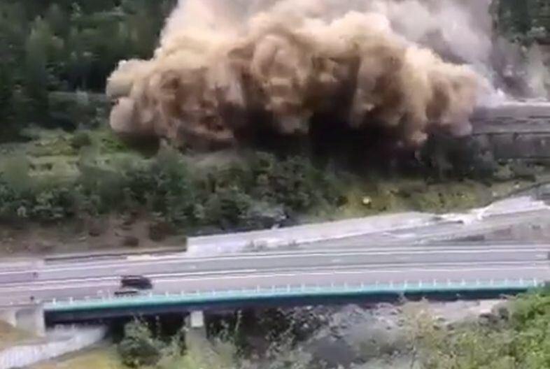 Страшный оползень сошел на автомагистраль во французской Савойе
