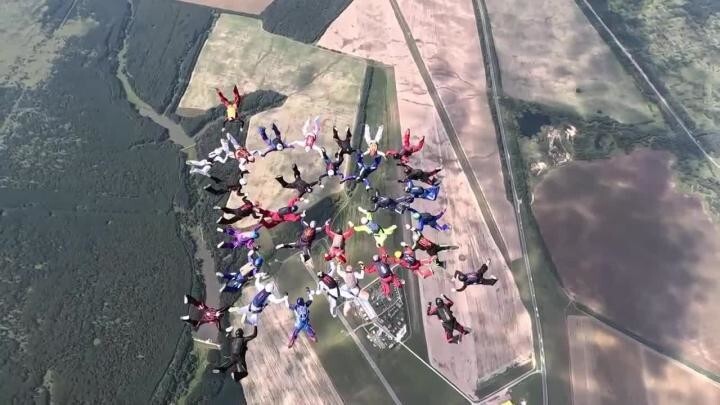 Команда парашютистов установила рекорд России по групповой акробатике в небе