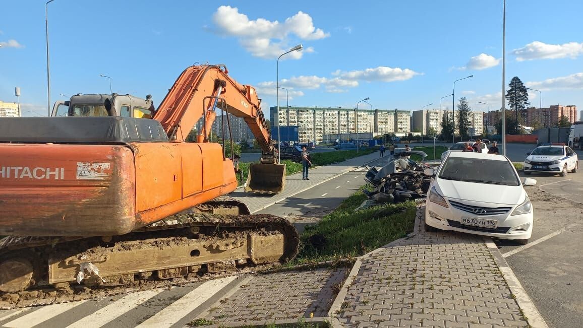 Экскаватор вылетел со стройплощадки, протаранил забор и раздавил легковушку в лепешку