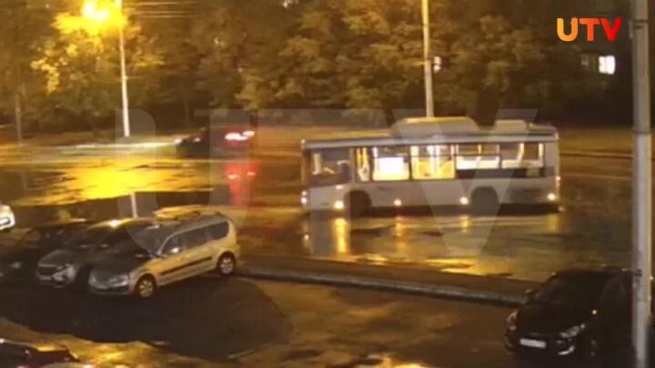 Автобус без водителя скатился по дороге и врезался в три припаркованные иномарки