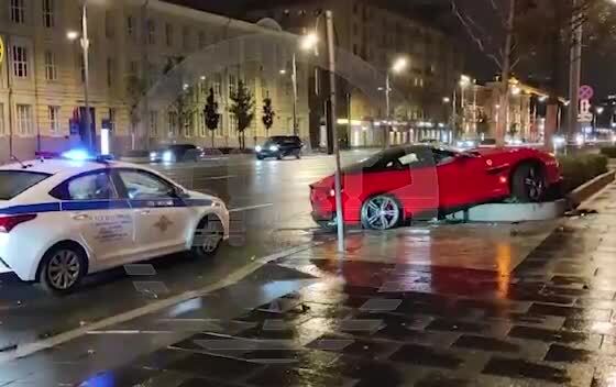Ferrari Portofino, попавшее в ДТП в центре Москвы сегодня ночью, принадлежит ...
