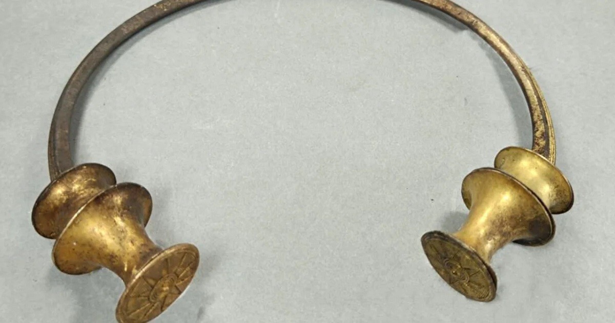 Испанский водопроводчик обнаружил золотые ожерелья возрастом 2500 лет