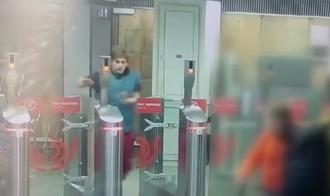 В московском метро парень с ноги вынес стекло и бросился бежать