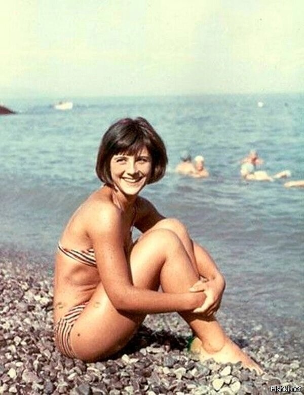 Наталья Варлей на пляже в Крыму, 1966 год