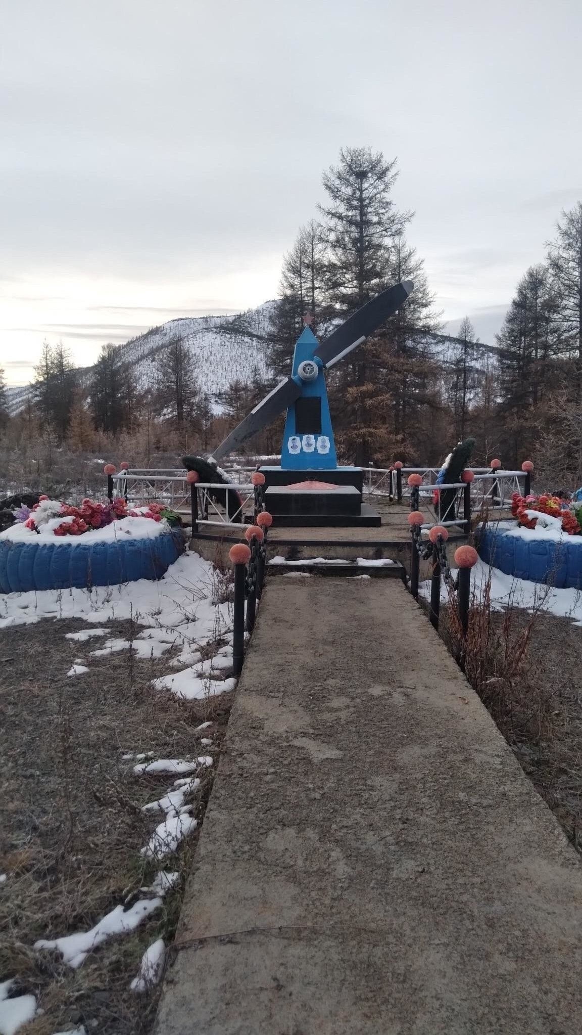 По дороге в Магадан памятник стоит