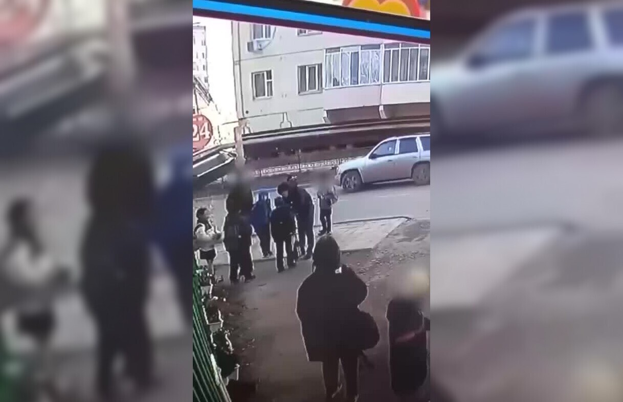 На десятилетнего ребёнка в Якутске напал отец его одноклассника — тряс его и поднимал за куртку
