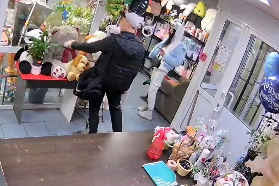В Новосибирске парочка вынесла из цветочного магазина плюшевого медведя
