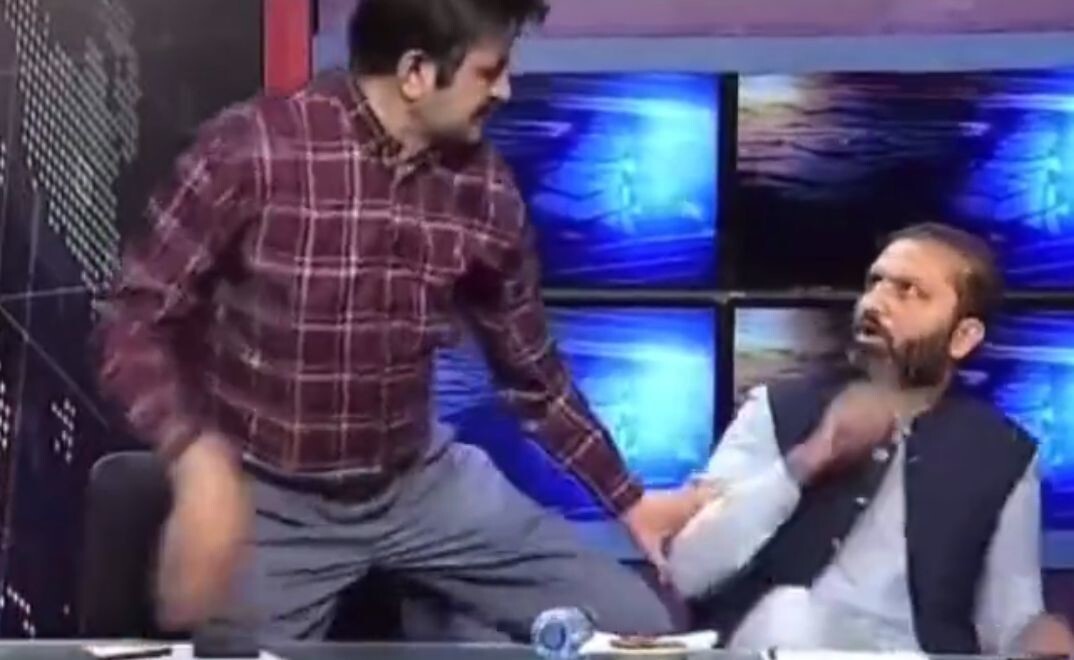 Дебаты на пакистанском телевидении закончились дракой в  прямом эфире