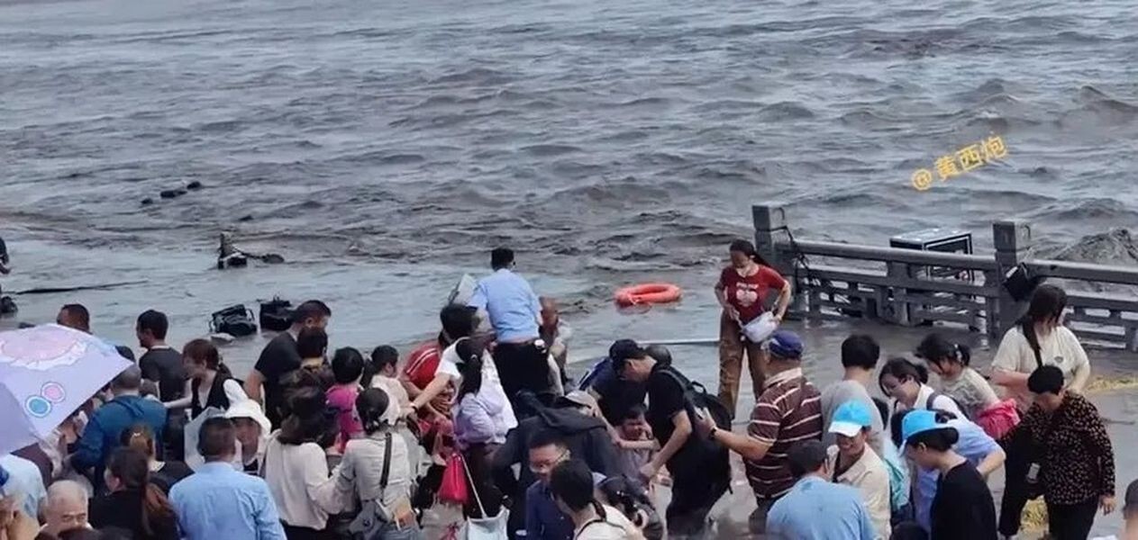 Волна накрыла любопытных туристов в Китае