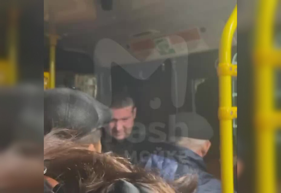 Пассажир автобуса разбил окно в салоне, чтобы не стоять в пробке