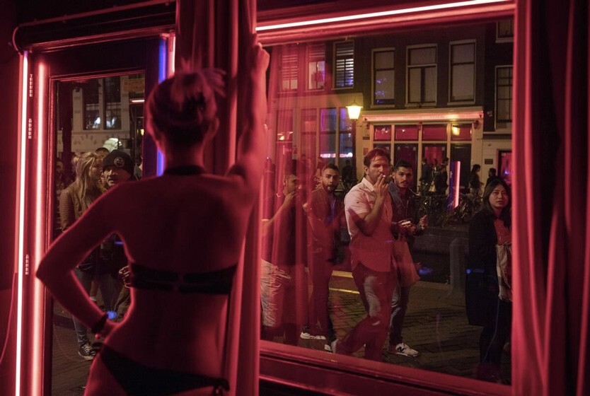 Секс-работницы устроили митинг против переноса «квартала красных фонарей»