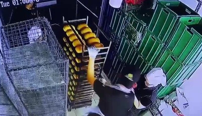 В Казахстане сорвался лифт, из которого двое мужчин выгружали стеллажи с хлебом