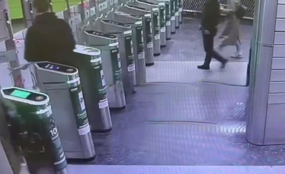 Безбилетник разбил створку турникета на станции метро
