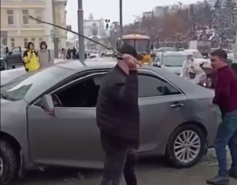 В Екатеринбурге двое мужчин не поделили дорогу и устроили бой