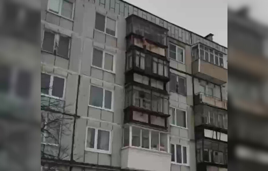 Висящий на балконе «ребёнок» напугал жителей дома в Северодвинске
