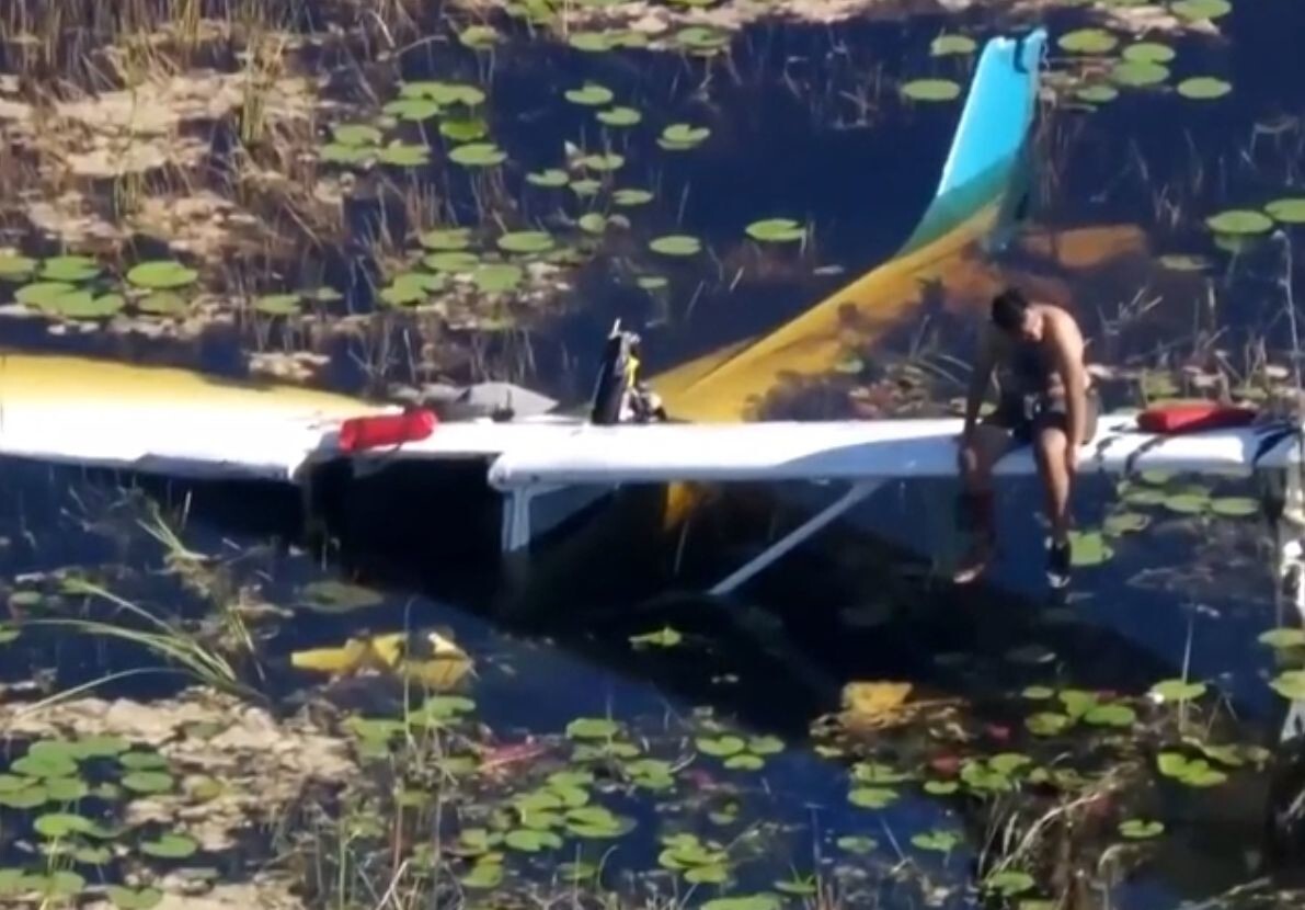 Пилота спасли после того, как он 9 часов просидел на крыле полузатопленного самолета в окружении аллигаторов
