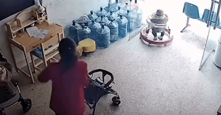В Китае годовалый малыш "убежал" из дома на ходунках