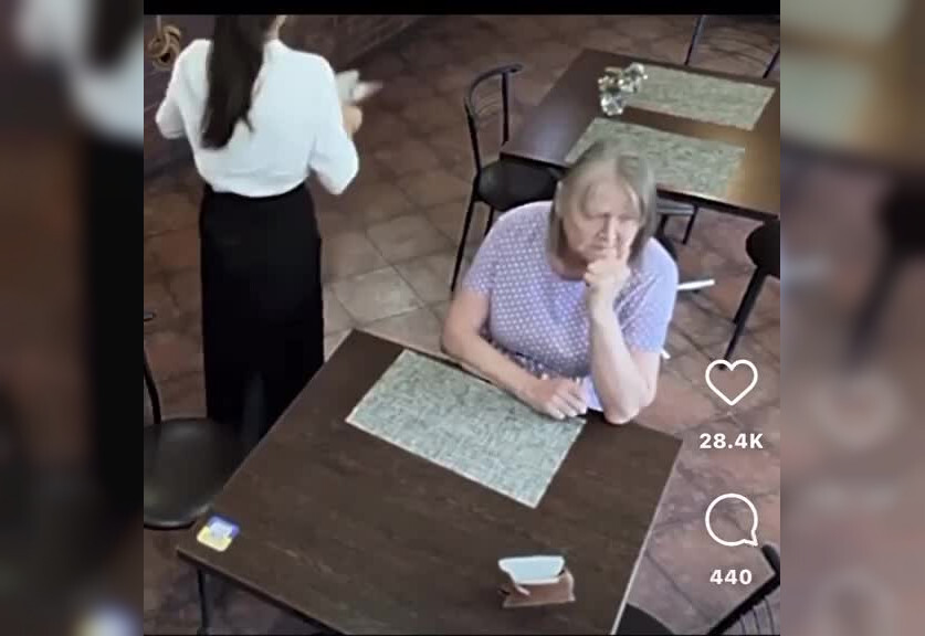Женщина сидела в кафе и ждала, когда уйдет мужчина за соседним столиком, чтобы доесть его завтрак