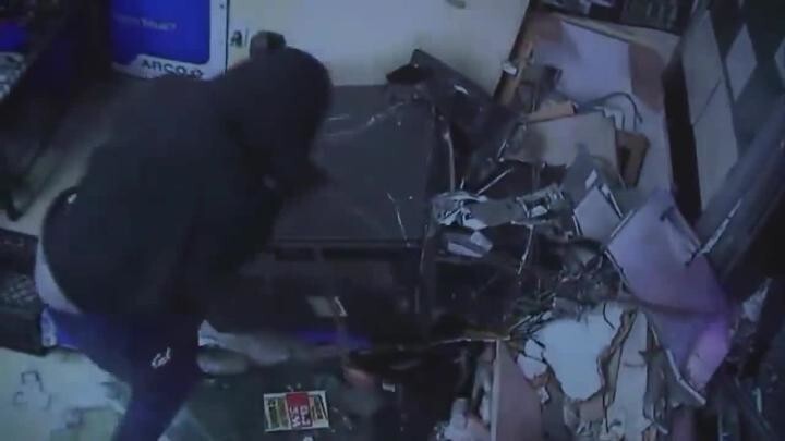 В Калифорнии грабители попытались обчистить заправку с помощью экскаватора