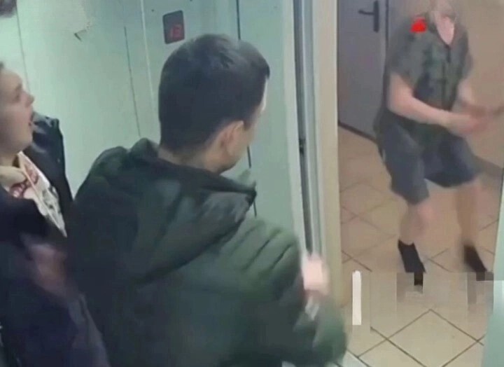 В Екатеринбурге мужчина с битой накинулся на пару в лифте
