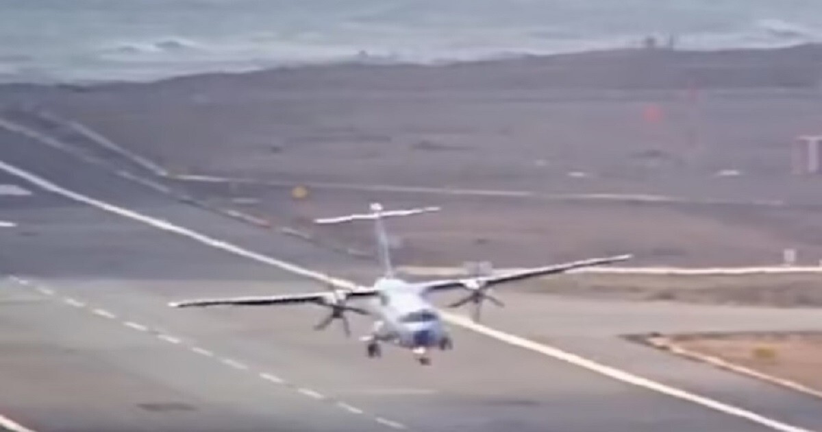 Пугающий момент: пассажирский самолёт неконтролируемо подпрыгивает при посадке