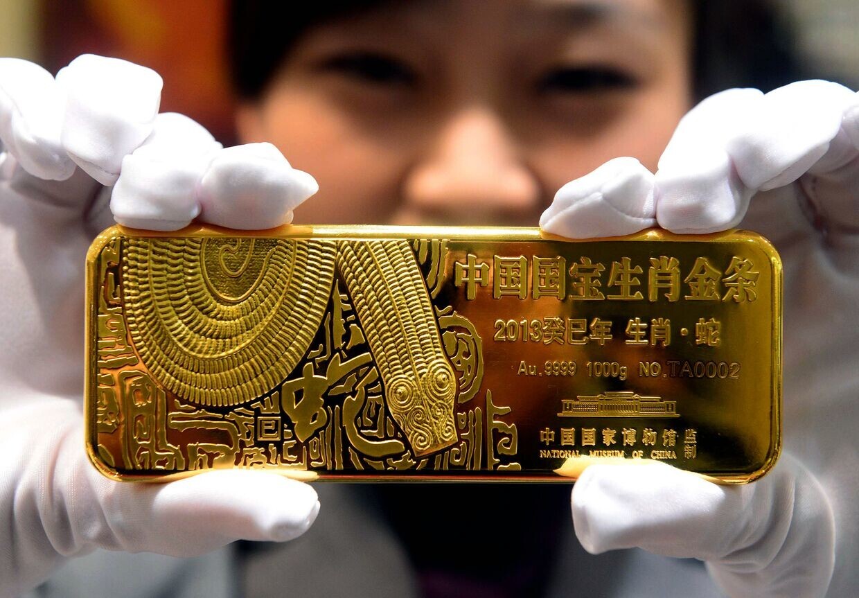 Китай начал "сумасшедшую скупку" золота по всеми миру