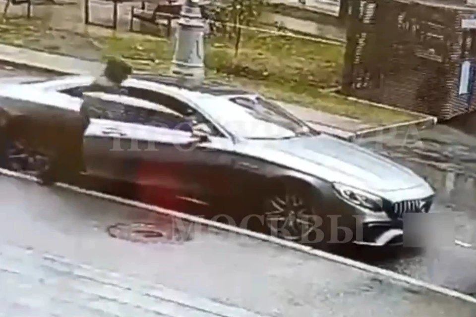 Неизвестный в центре Москвы меньше чем за минуту украл из автомобиля 1 млн рублей