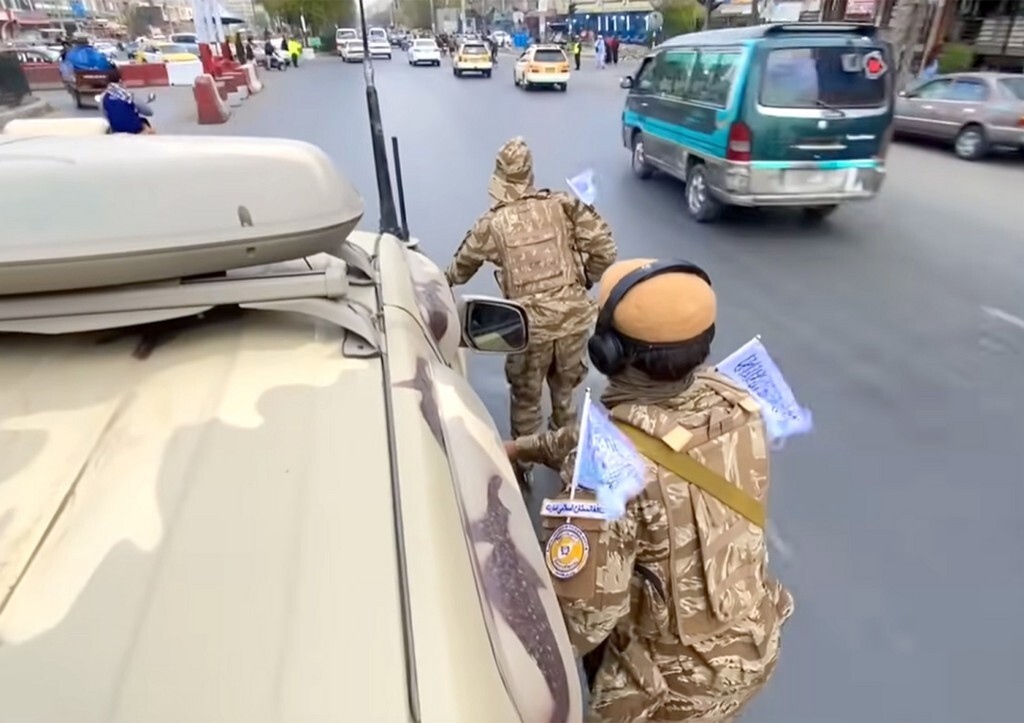 Талибы* патрулируют улицы, катаясь на роликах