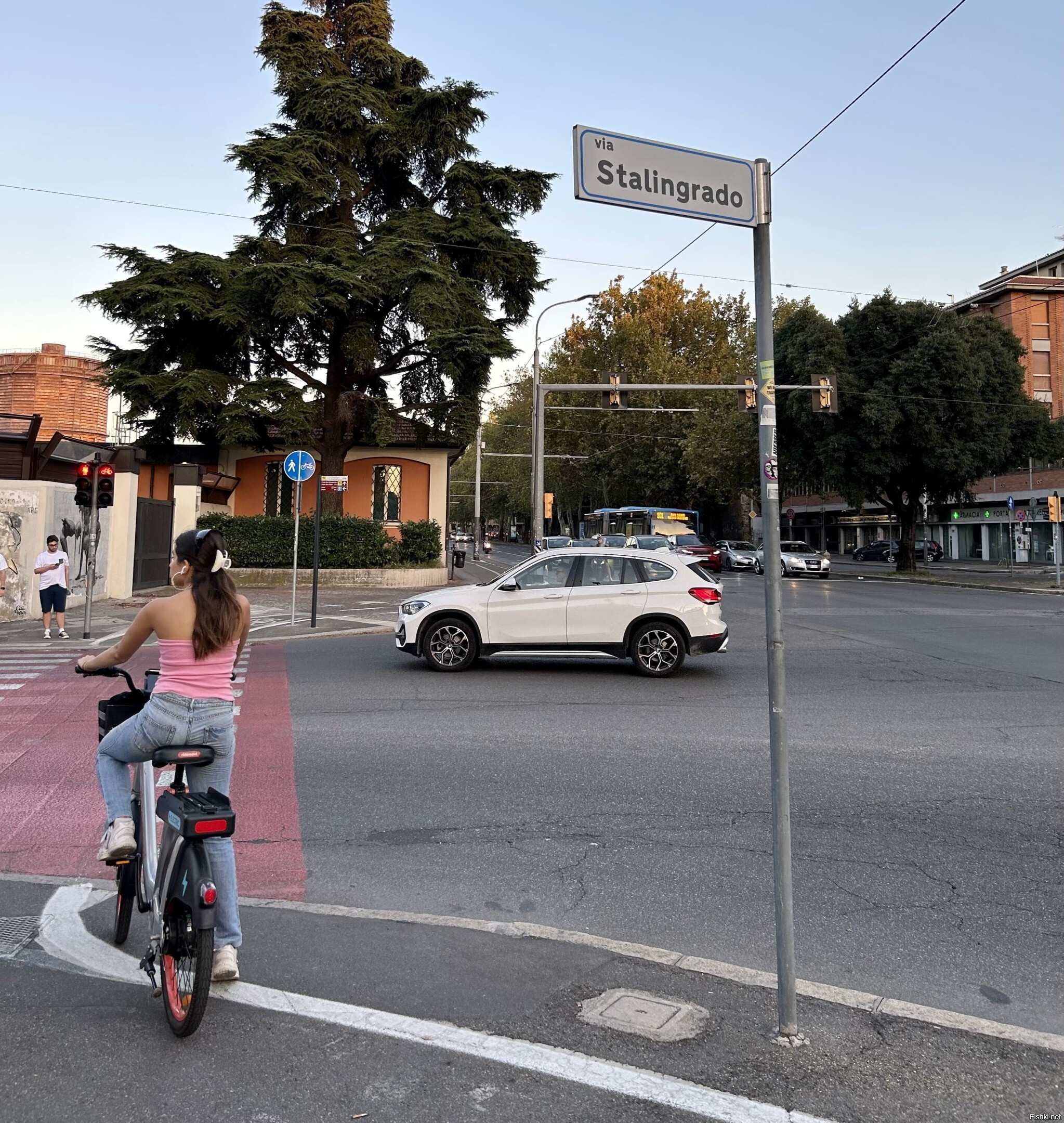 Via Stalingrado - обычная улица в Италии, Болонья