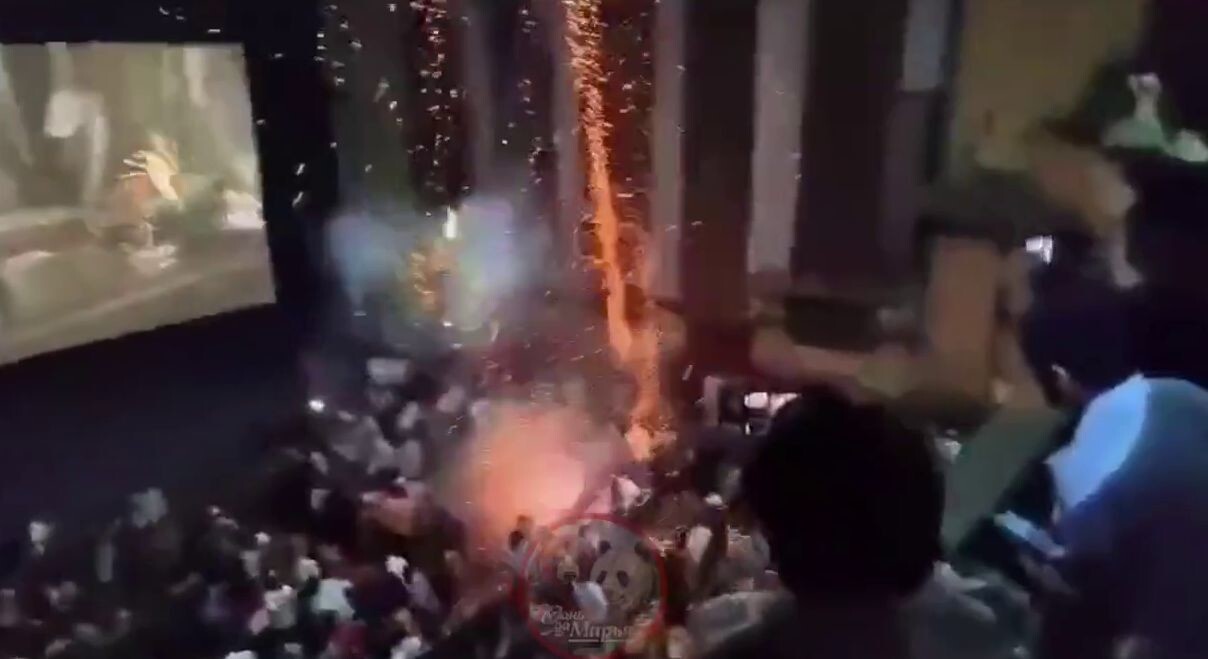 Индийские фанаты Болливуда чуть не сожгли кинотеатр на радостях от премьеры
