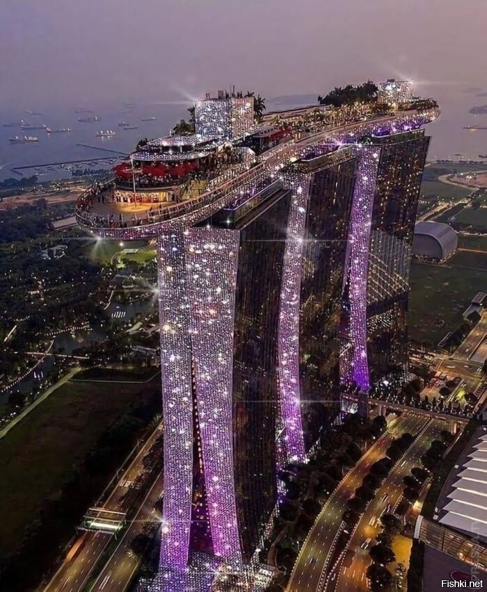 Marina Bay Sands - гостиница, интегрированный курорт с видом на залив Марина-...